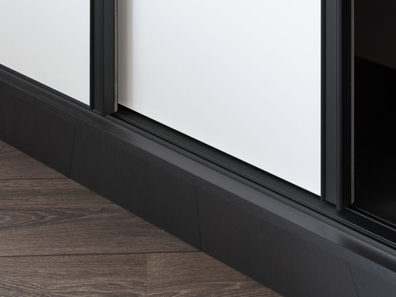 O culoare la modă: profiluri de uși glisante în negru