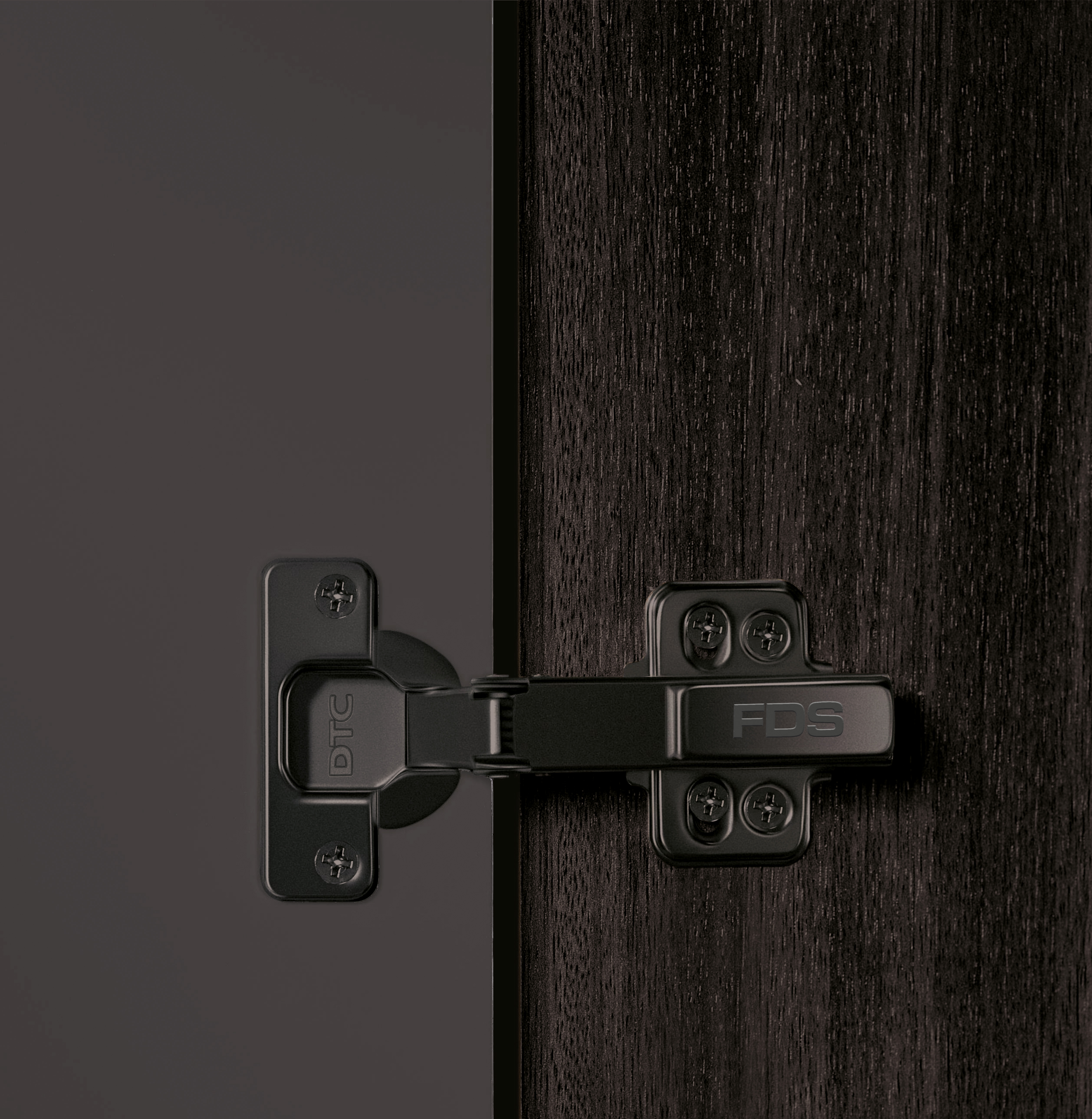 Fekete pántokkal erősödött az FDS C82 pántok mezőnye